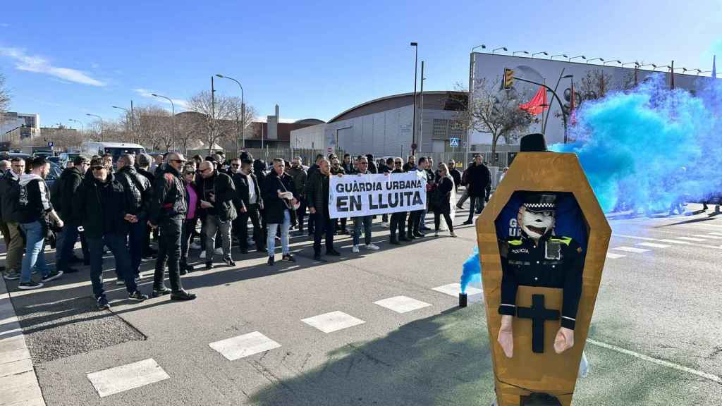 Agentes de la Guardia Urbana de L'Hospitalet protestan en el MWC