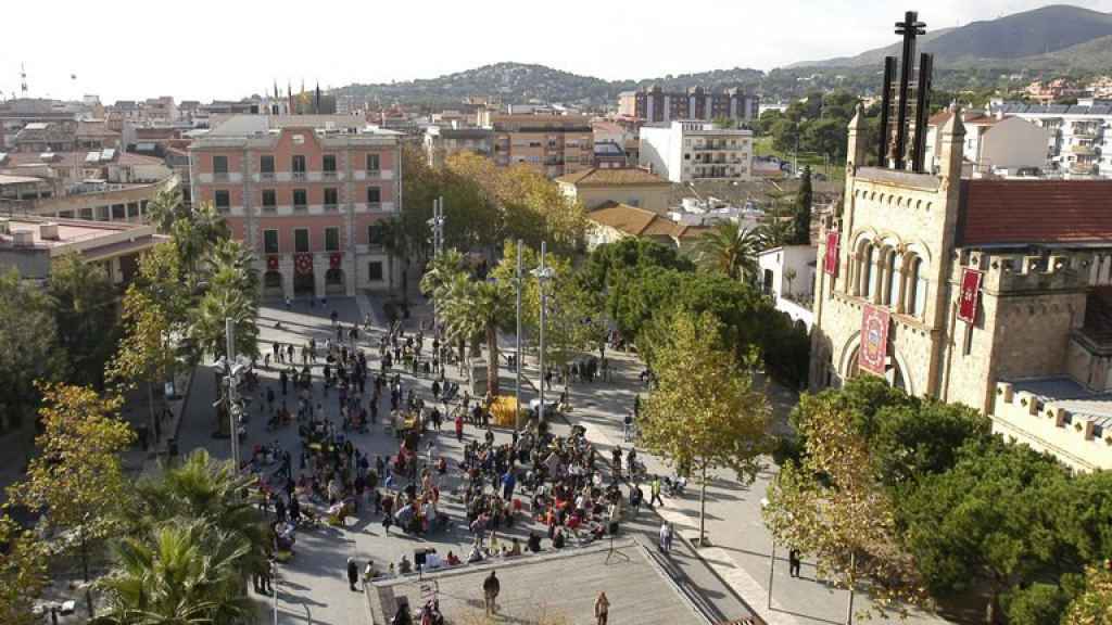 Vista aérea de la plaza de la Iglesia de Castelldefels, en el centro de la ciudad