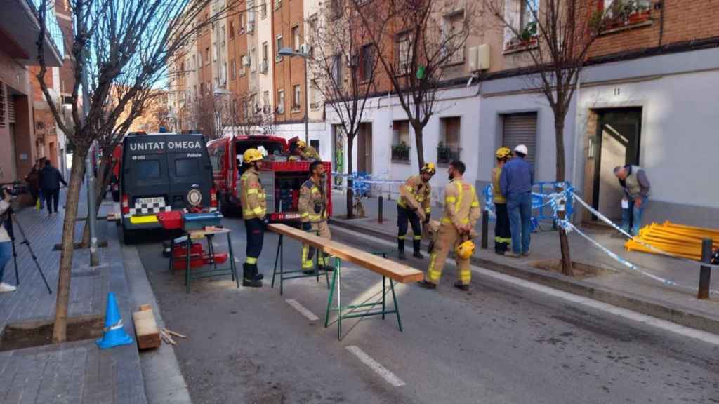 Los bomberos apuntalan el edificio contiguo al que colapsó en el Raval de Badalona