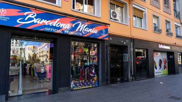 Las tiendas deportivas Barcelona Manía y Futbolmanía pegadas una a la otra en Barcelona