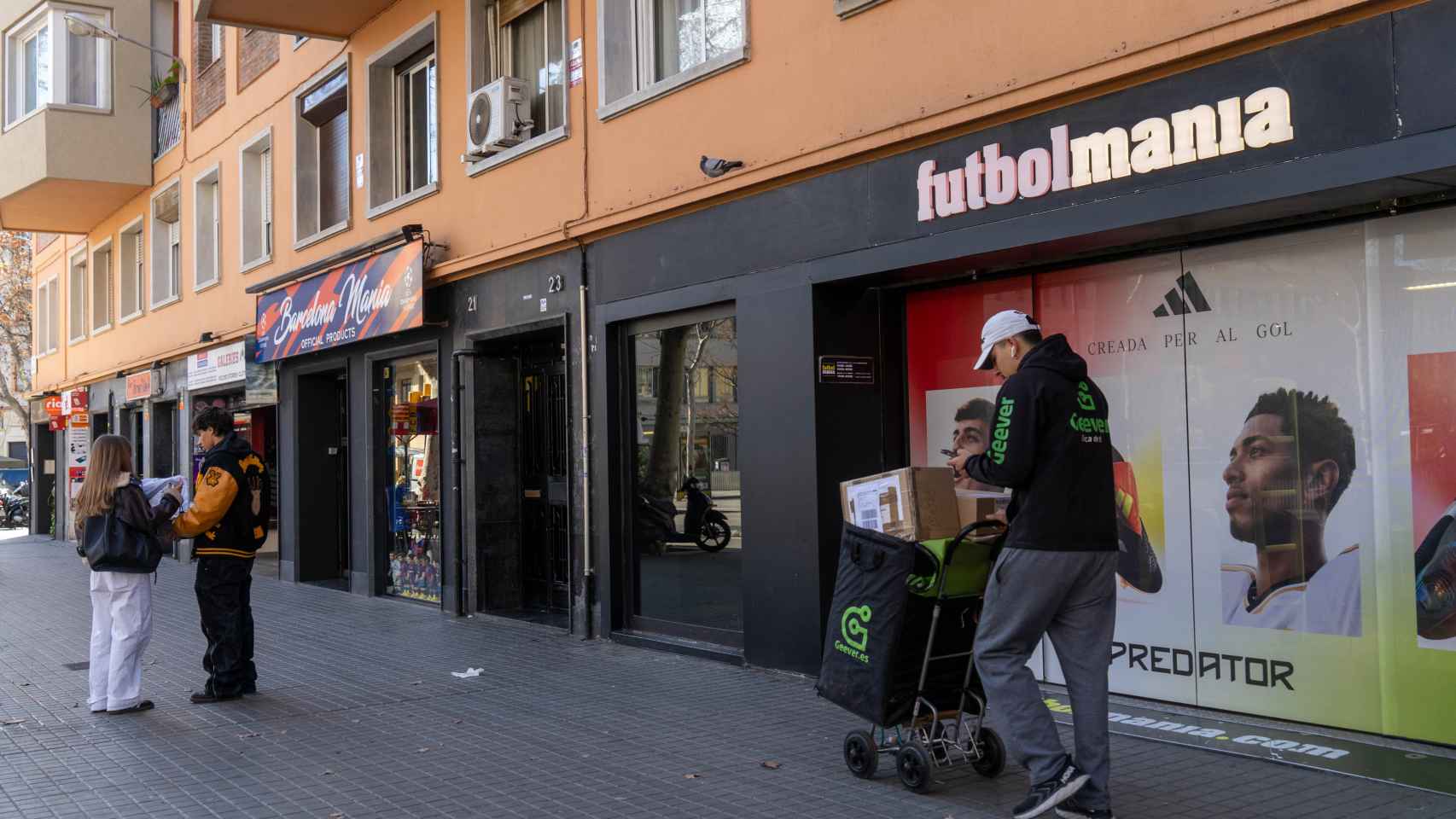 Las tiendas deportivas Futbolomanía y Barcelona Manía pegadas una a la otra en Barcelona