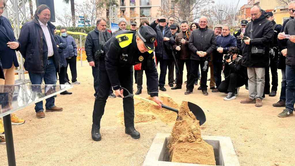 Entierro de la caja del tiempo en las futuras dependencias de la Policía Local de Santa Coloma