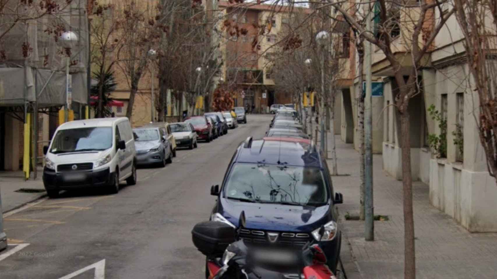 Vehículos aparcados en la calle de Can Ros