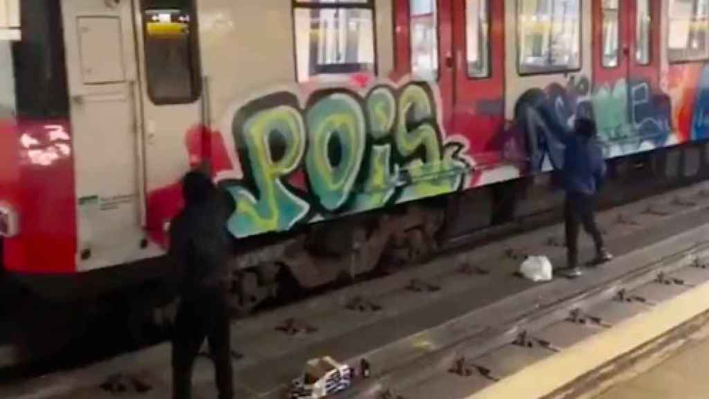Un grupo de jóvenes asalta el metro de Barcelona