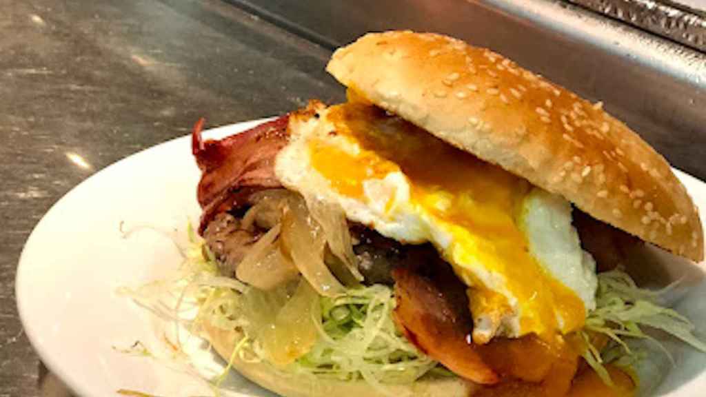 Una de las hamburguesas del Bar Monterrey