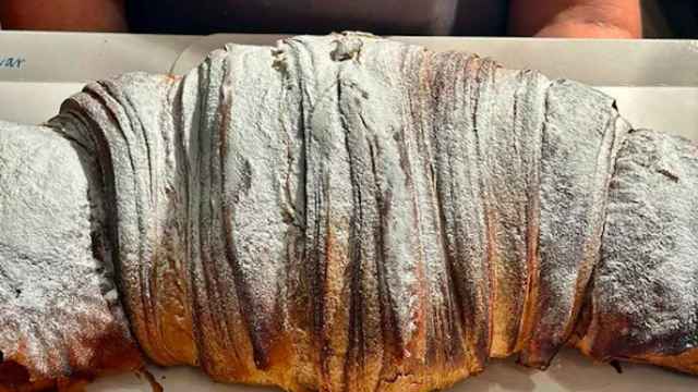 El croissant XXL de la panadería de Badalona