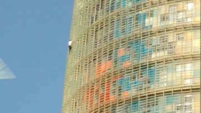 Un nuevo 'spiderman' escala la Torre Glòries de Barcelona sin ningún tipo de protección