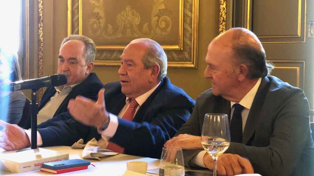 Carlos Abella, en el centro, con Enrique Lacalle, en el Círculo Ecuestre