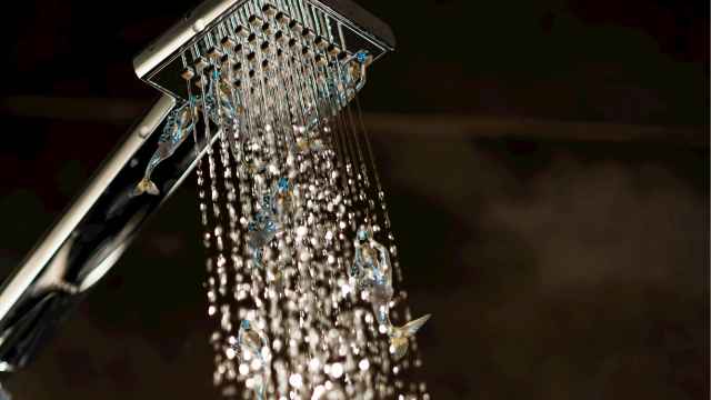 Agua saliendo de una ducha de un hogar de Barcelona