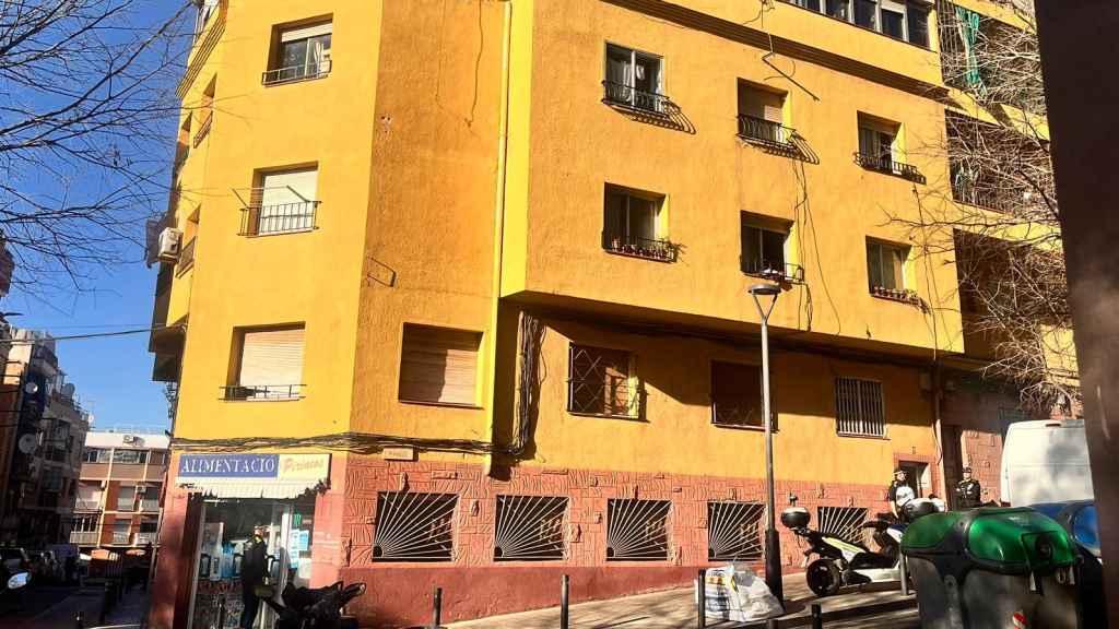 Exterior del edificio desalojado en la calle Pirineus de Santa Coloma