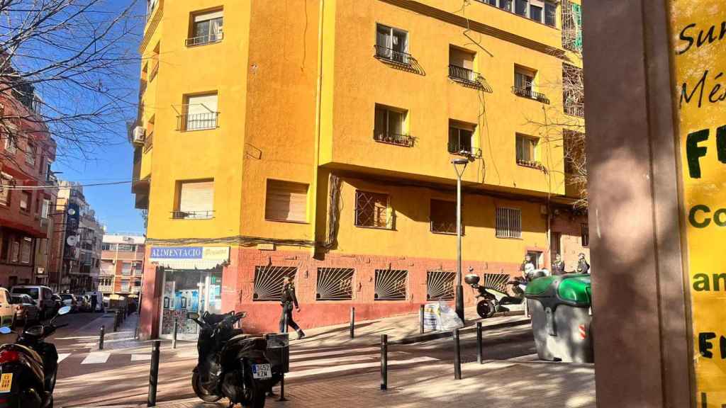 Exterior de la finca afectada por las grietas de la calle Pirineus, en el Raval