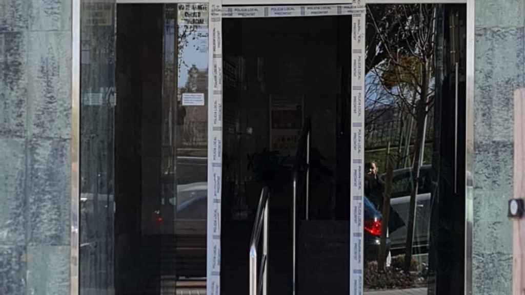 Hueco del edificio donde han robado la puerta en Sant Adrià