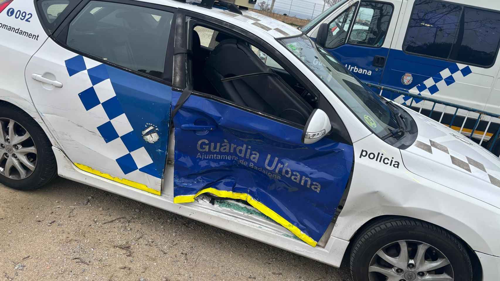 El coche patrulla de la Guardia Urbana de Badalona accidentado