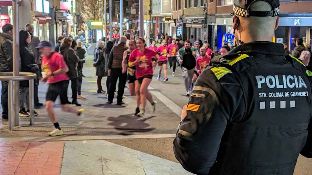 Un agente de la Policía Local en la Cursa de les Dones de Santa Coloma