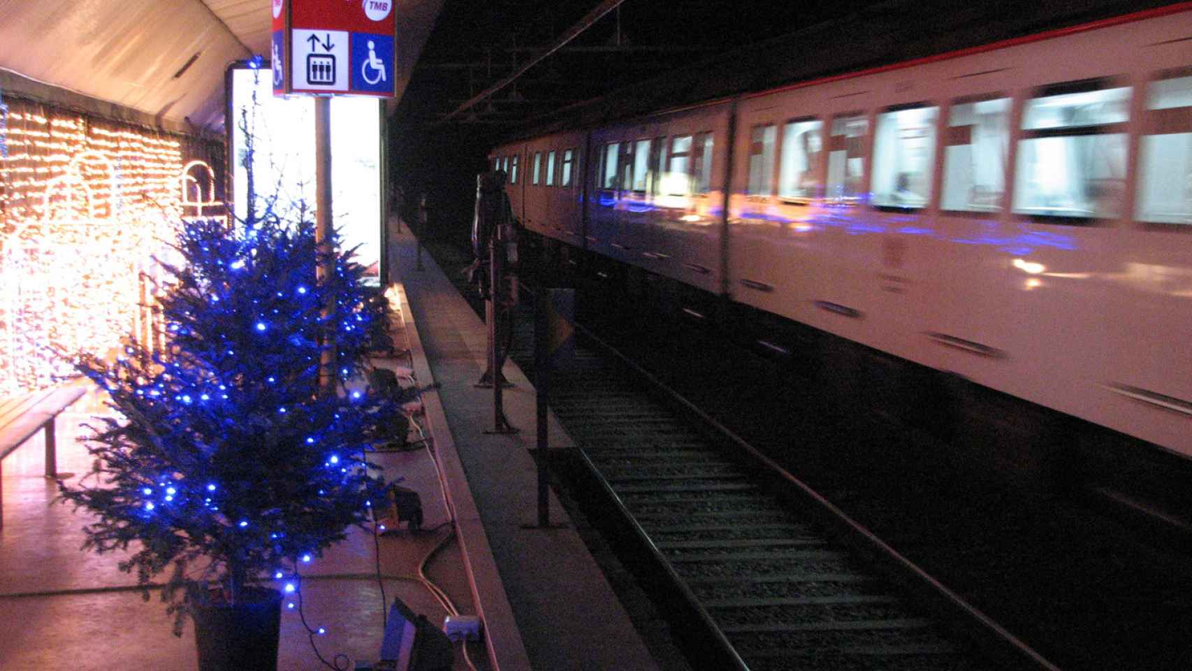 Estación fantasma de Gaudí del metro de Barcelona decorada por Navidad