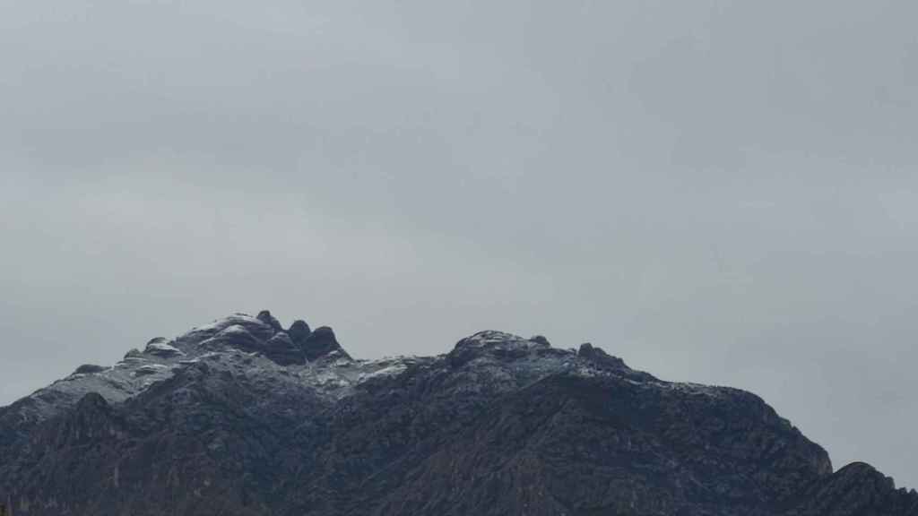 Vistas de la montaña de Montserrat nevada desde Esparraguera