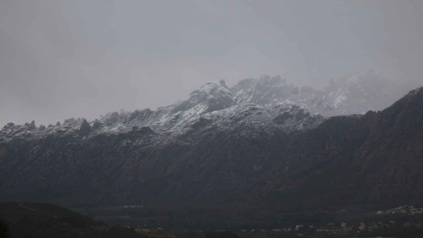 La montaña de Montserrat cubierta por la nieve el 3 de marzo de 2024
