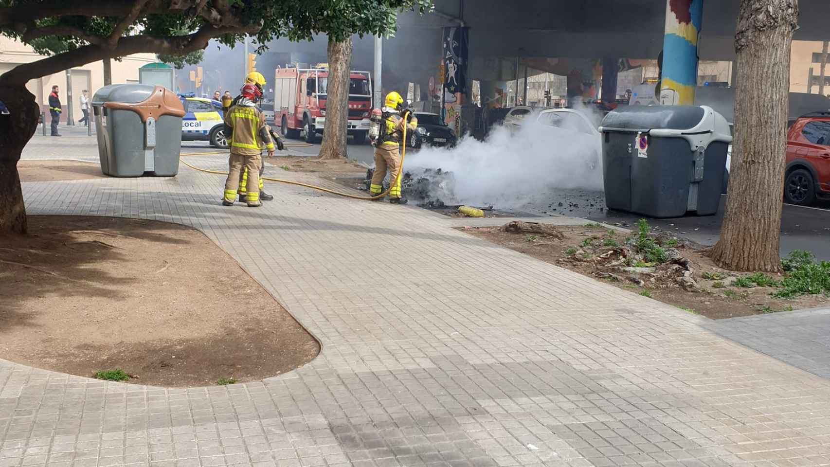 Bomberos extinguen el incendio de un contenedor en Sant Adrià