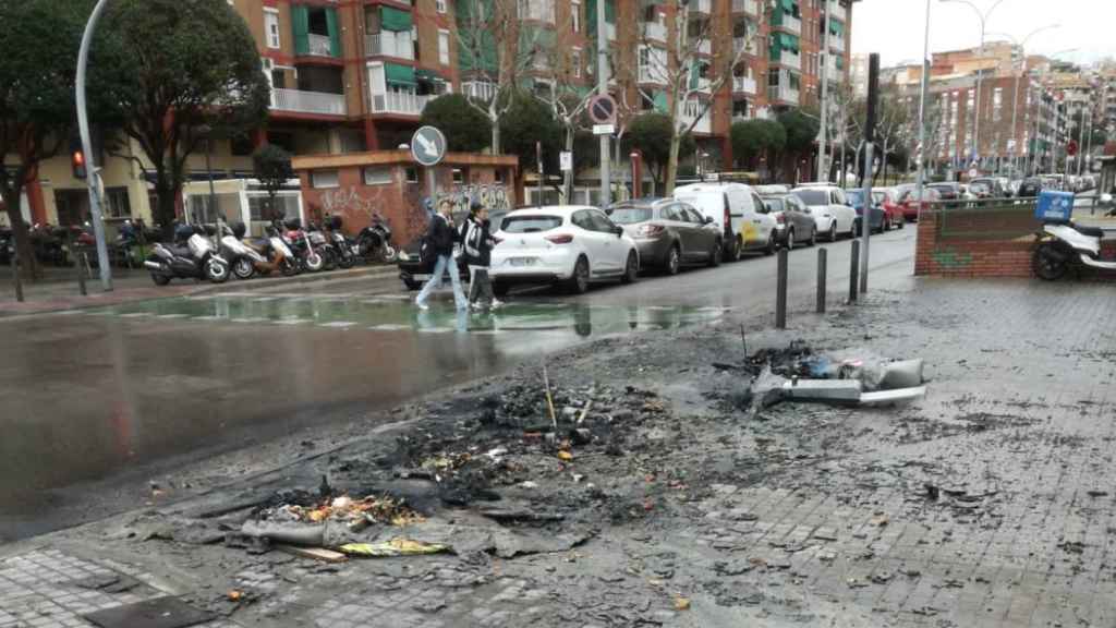 Contenedores quemados esta madrugada en Badalona