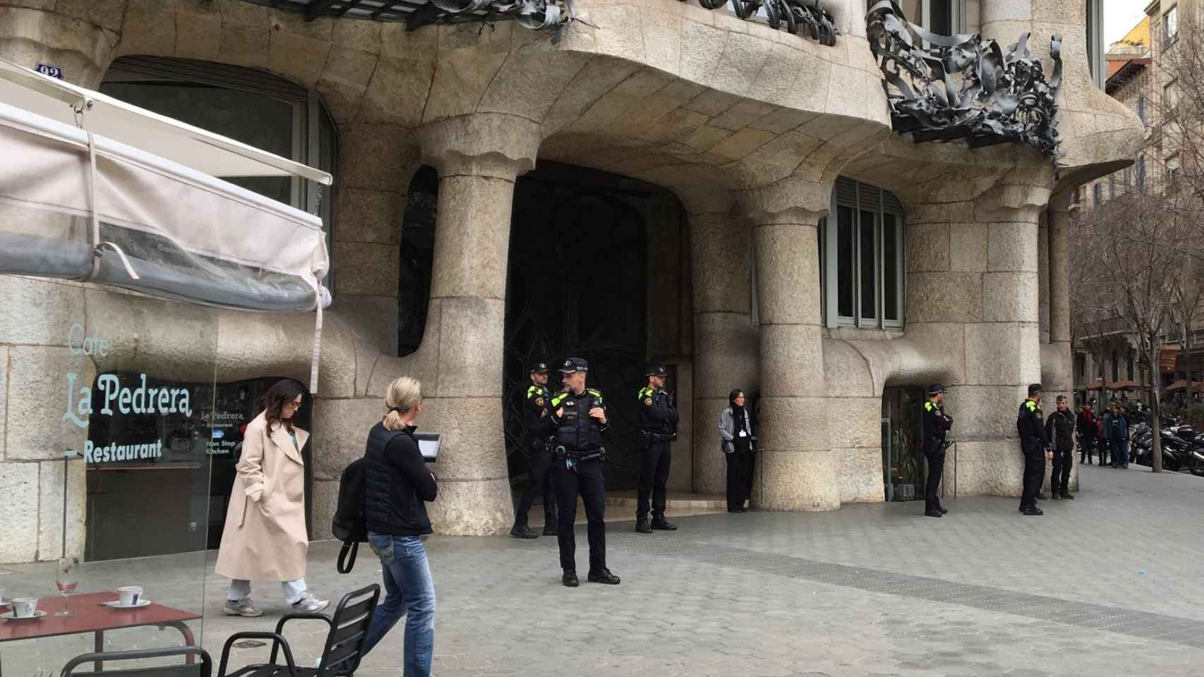 Varios agentes de la Guardia Urbana de Barcelona en la Pedrera, en paseo de Gràcia