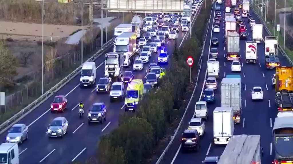 Imagen de la A-2 en Sant Joan Despí colapsada por un accidente