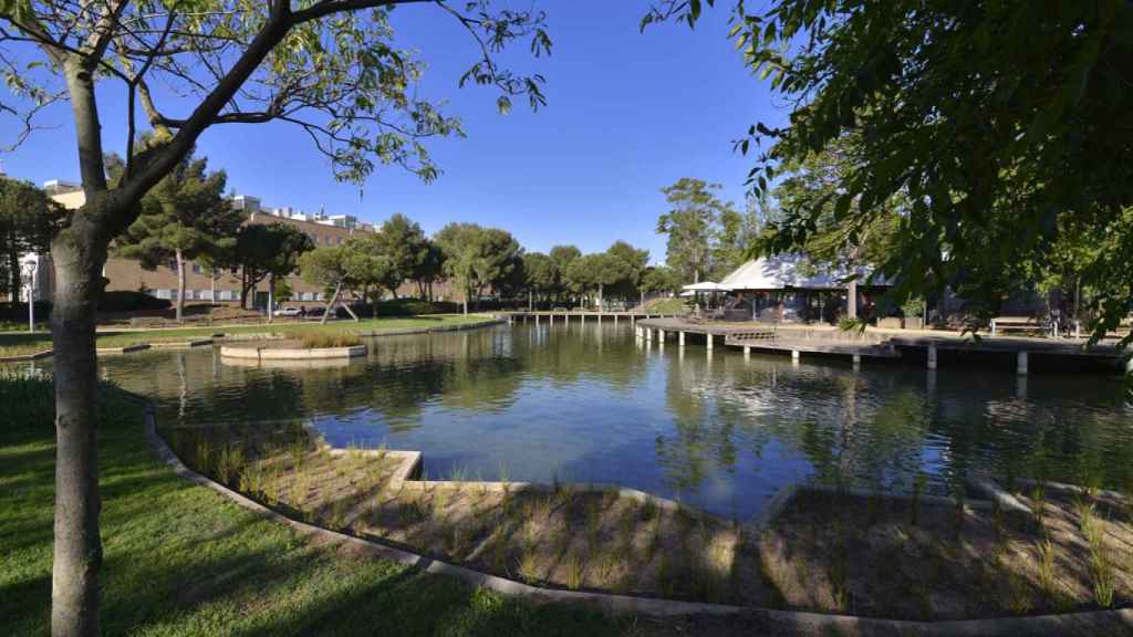 El lago artificial del Parc de la Solidaritat de El Prat de Llobregat