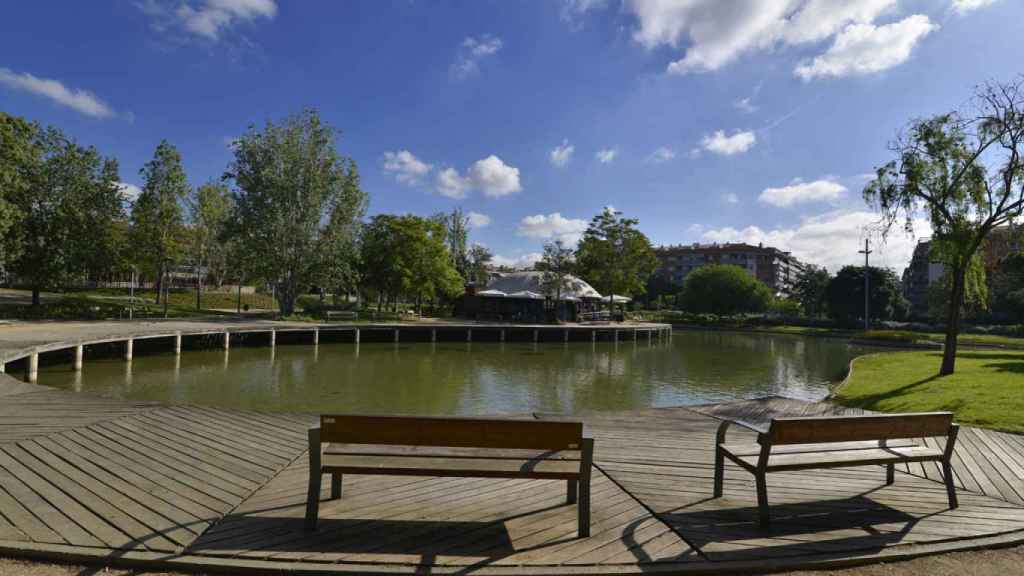 El lago artificial del Parc de la Solidaritat del Prat de Llobregat