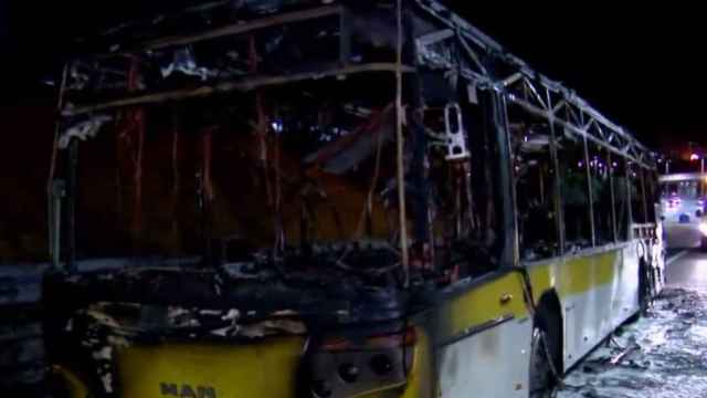Imagen del autobús quemado en la Ronda de Dalt de Barcelona