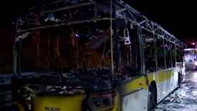 Imagen del autobús quemado en la Ronda de Dalt de Barcelona
