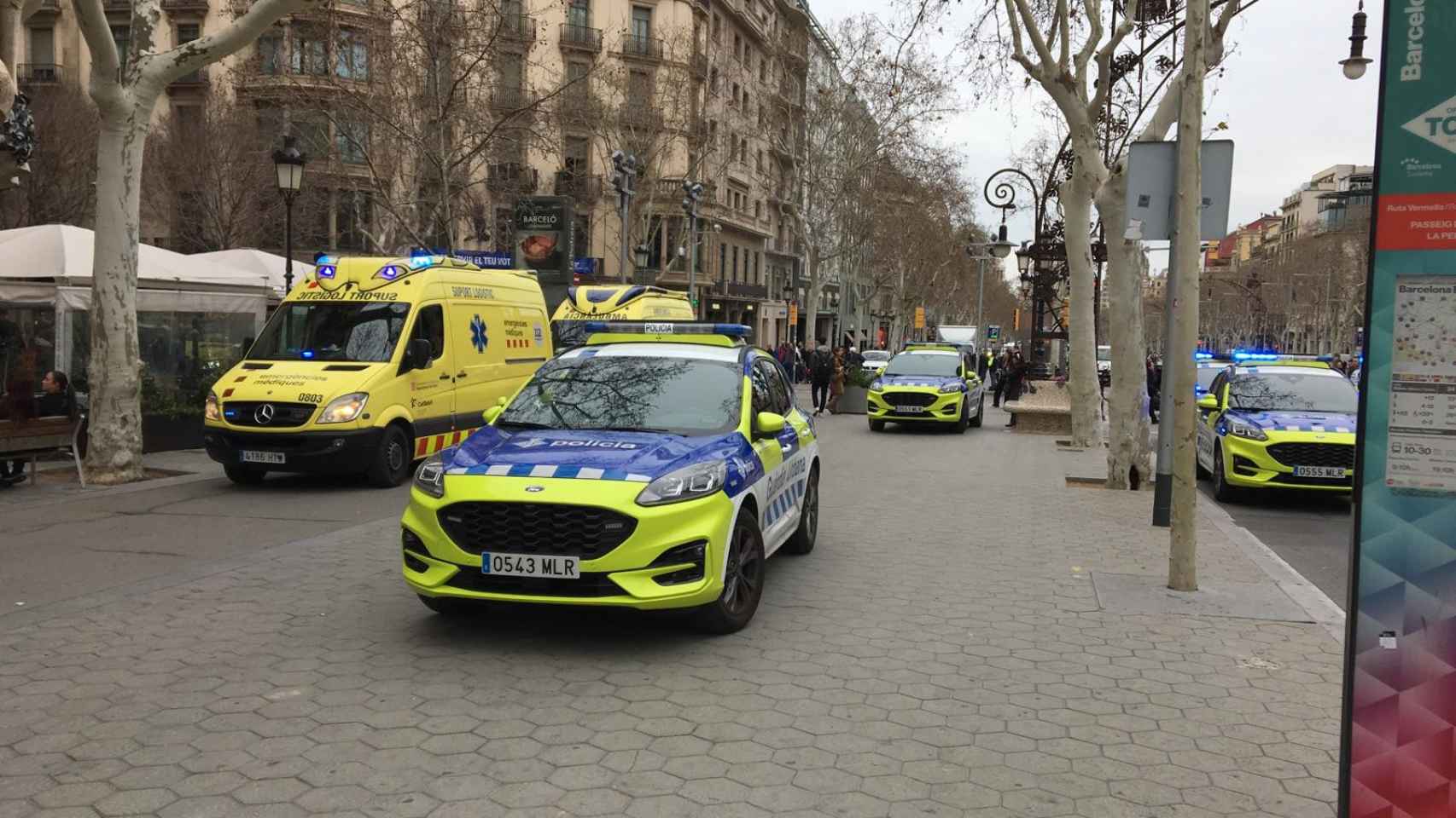 Patrullas de la Guardia Urbana y el SEM en el paseo de Gràcia de Barcelona