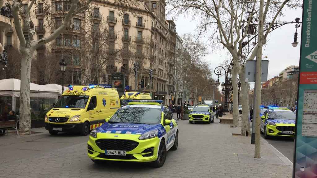 Patrullas de la Guardia Urbana y el SEM en el paseo de Gràcia de Barcelona