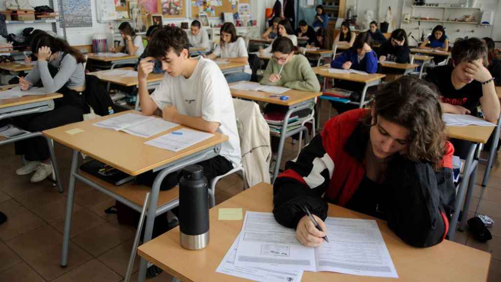 Varios alumnos de una clase de 1º de Bachillerato del Institut Moisès Broggi de Barcelona