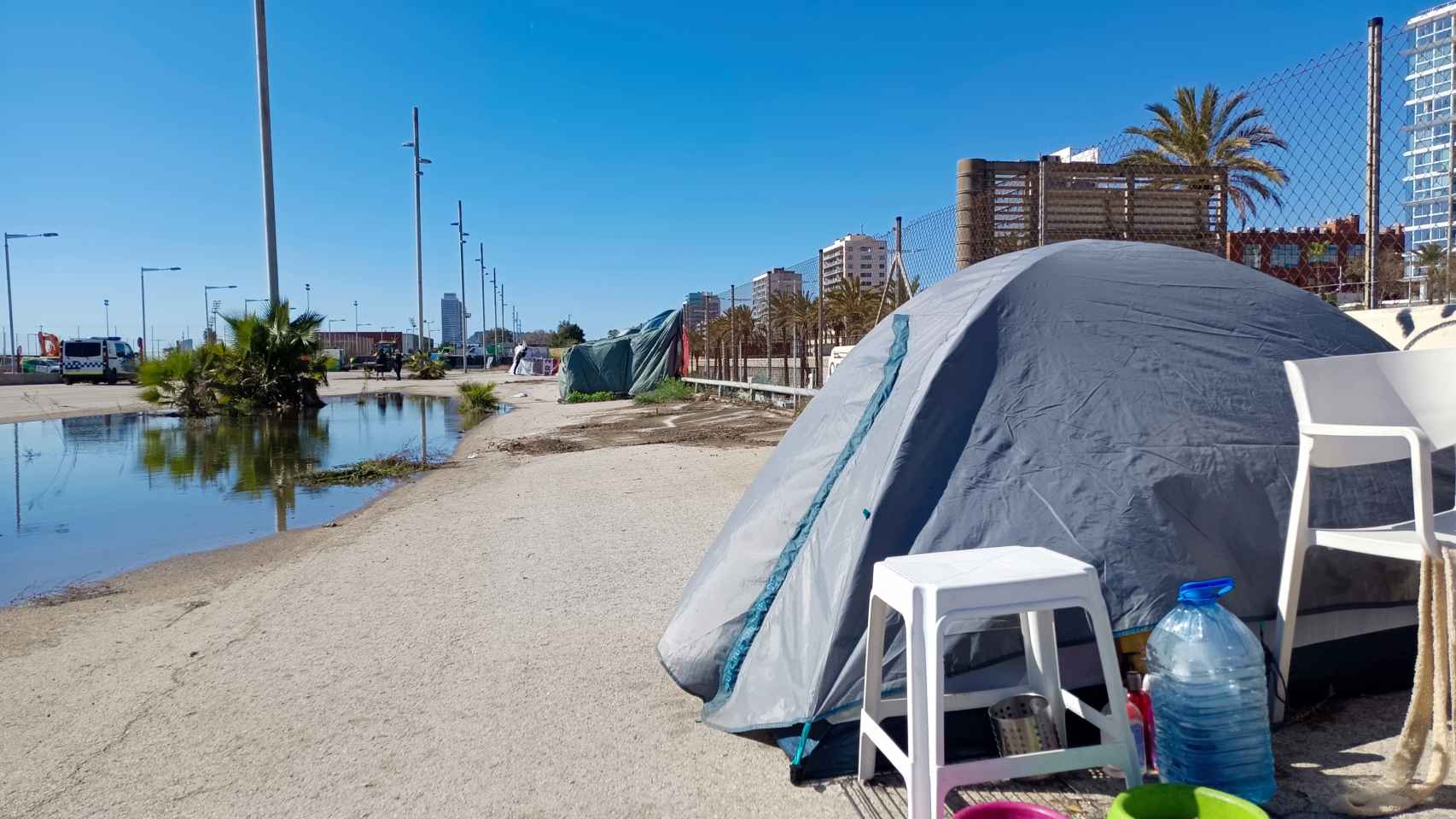 Tiendas de campaña erguidas en la playa de la Nova Mar Bella