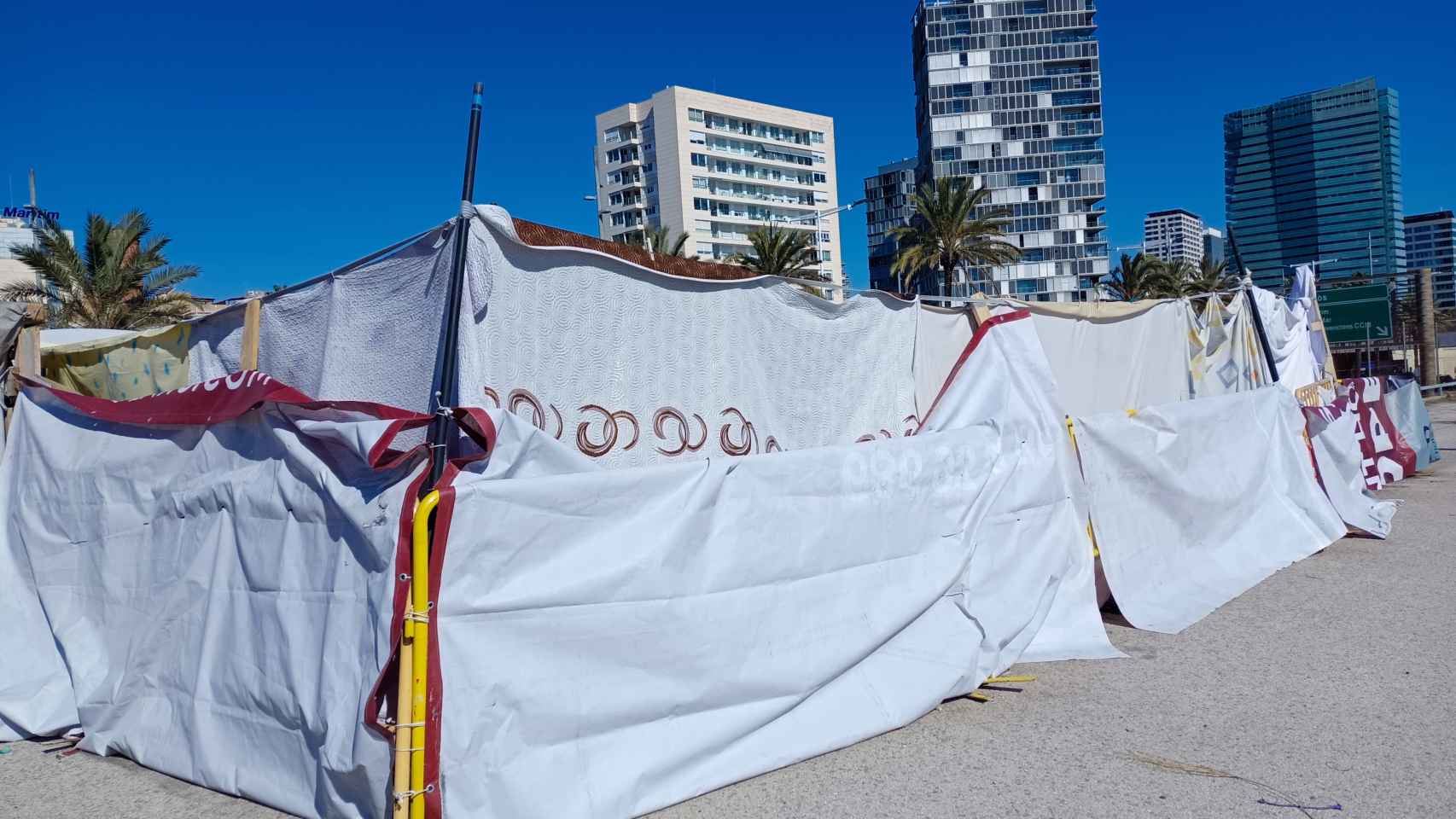 Tiendas de campaña erguidas en la playa de la Nova Mar Bella