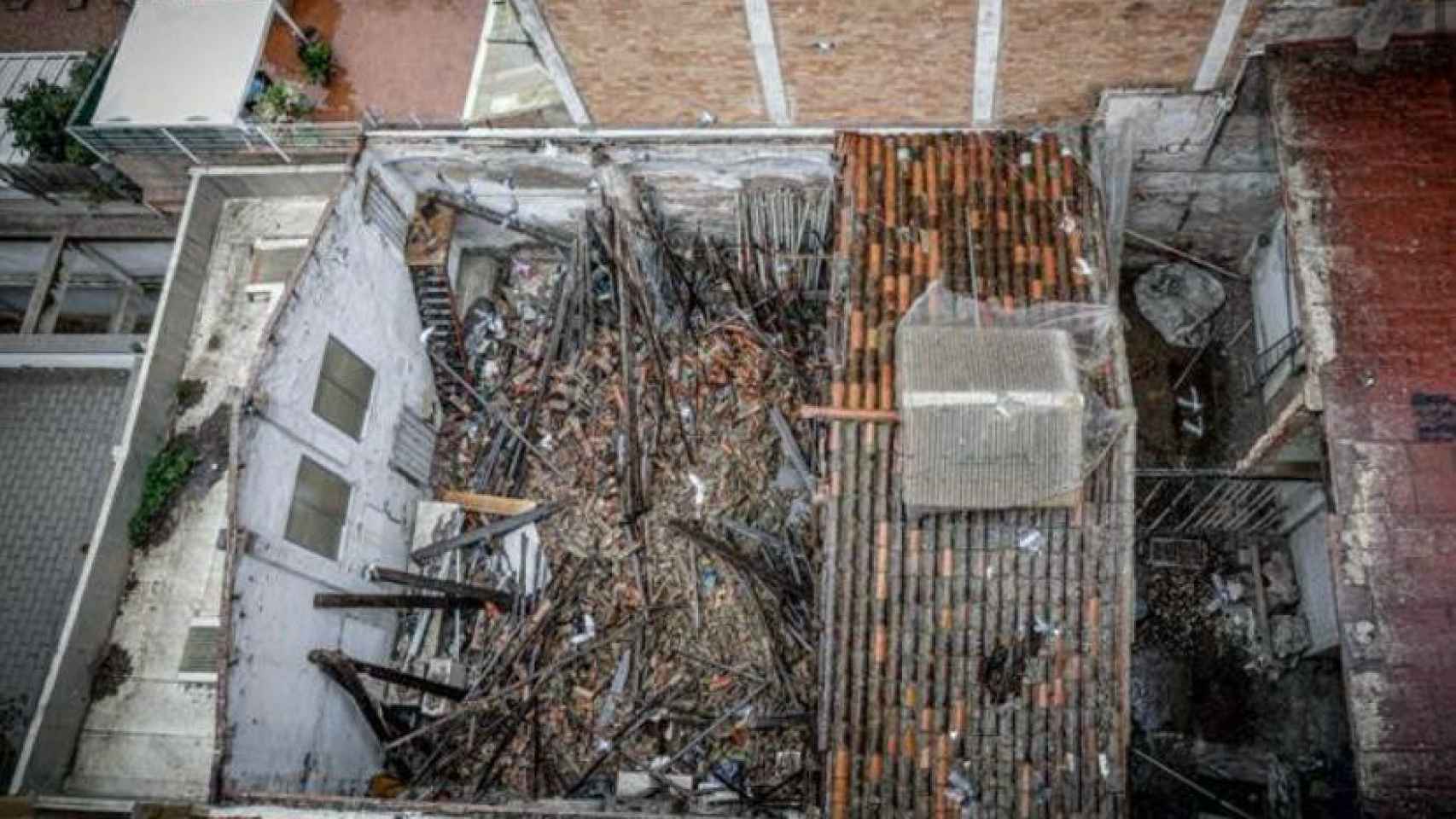 Techo derrumbado de un edificio en Poble-sec donde se asientan las palomas