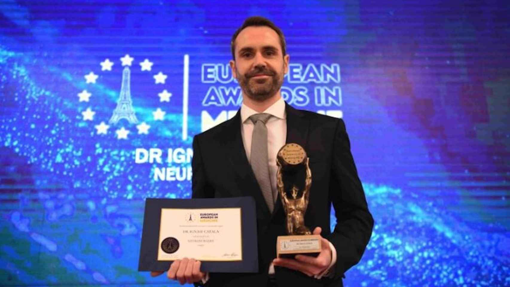 El doctor Ignasi Català recogiendo el premio del los European Awards in Medicine 2023