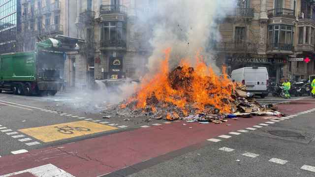 Brutal incendio de basura en pleno centro de Barcelona