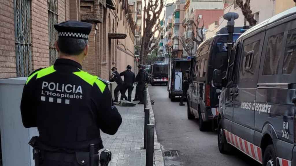 Gran despliegue policial en L'Hospitalet por un desalojo de okupas