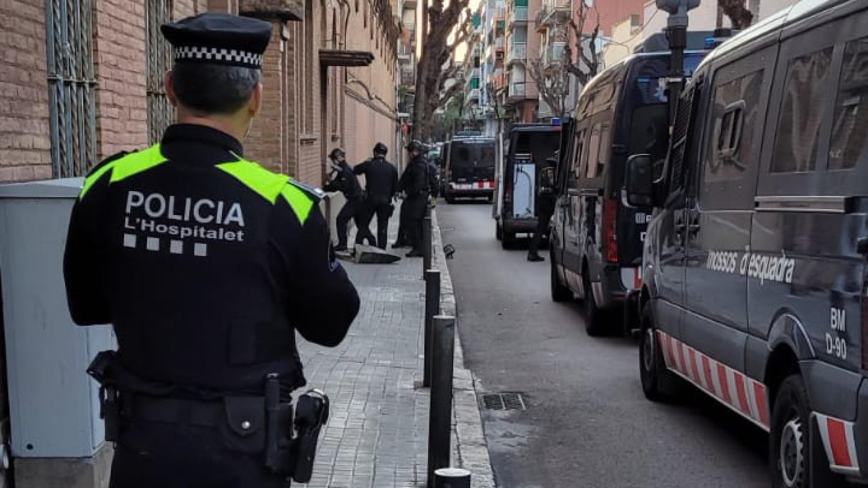 Un Guardia Urbano y varios furgones de los Mossos d'Esquadra en L'Hospitalet