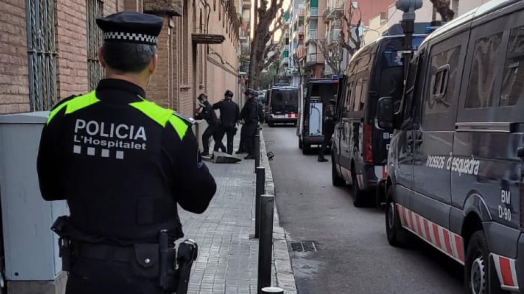 Un Guardia Urbano y varios furgones de los Mossos d'Esquadra en L'Hospitalet