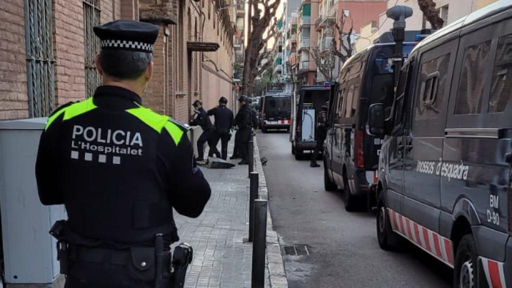 Un Guardia Urbano y varios furgones de los Mossos d'Esquadra en L'Hospitalet