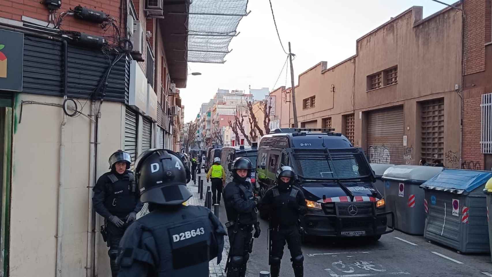 Gran despliegue policial por un desalojo en L'Hospitalet