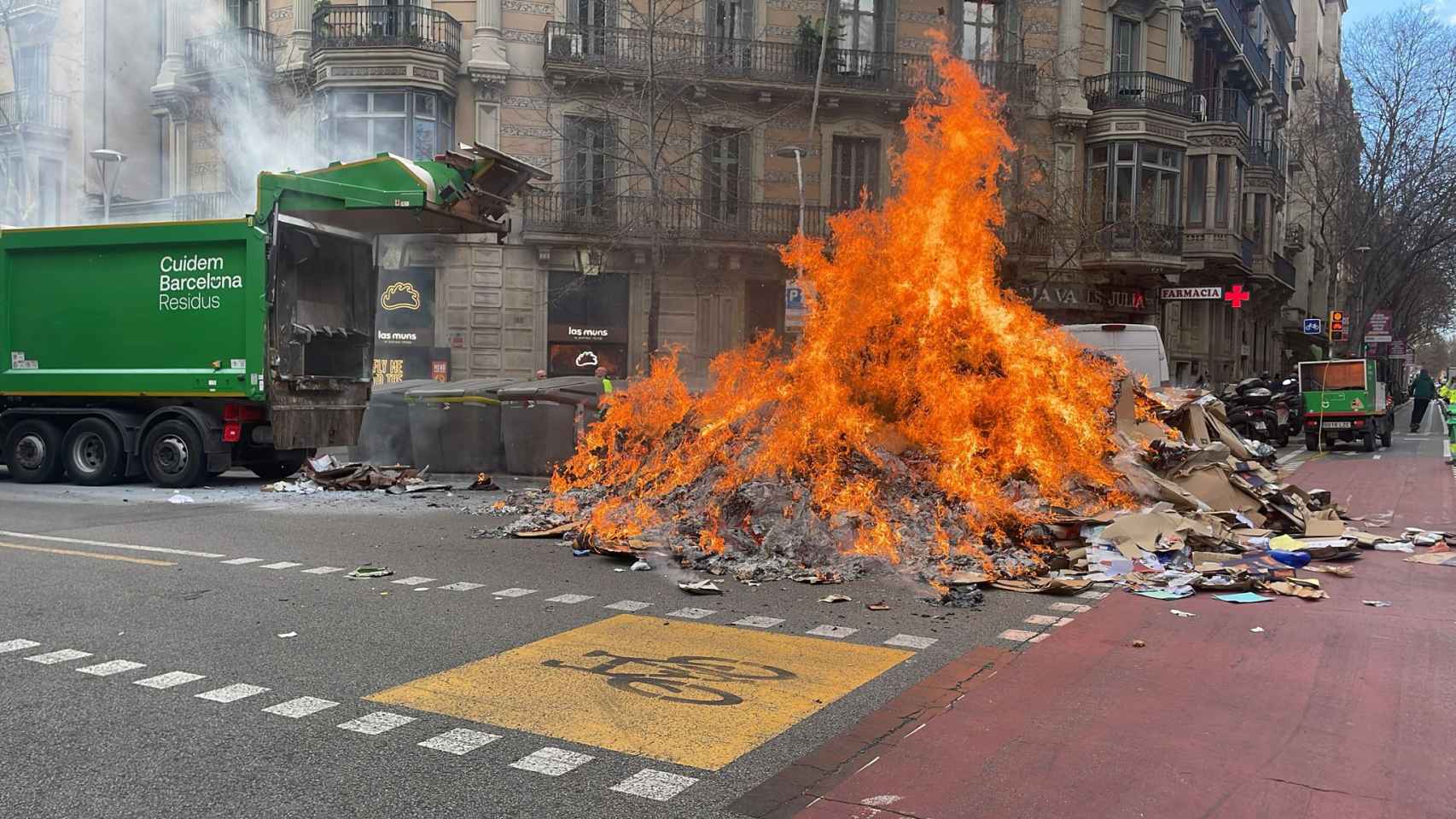La basura ardiendo en plena calle de Provença con Pau Claris