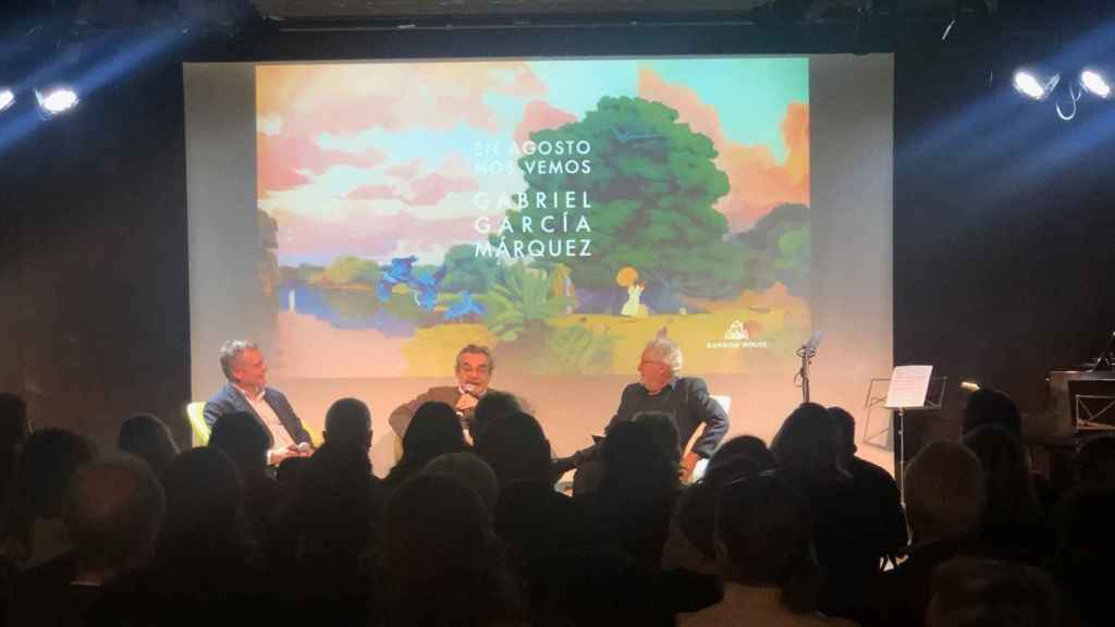 Gonzalo García Barcha, en el centro, en el acto en la Biblioteca García Márquez