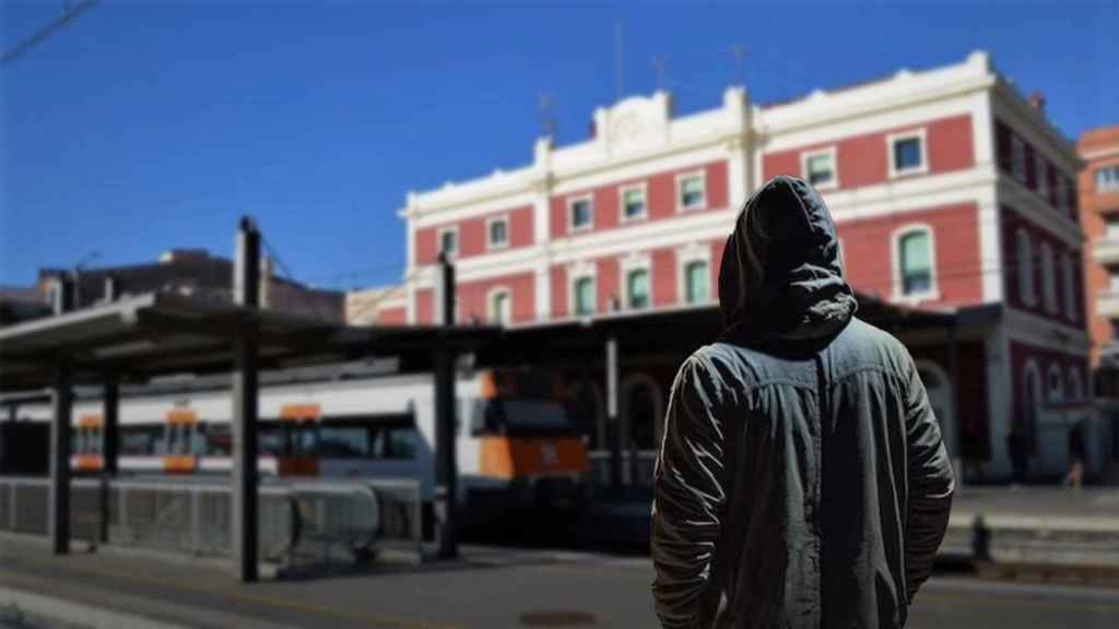 Fotomontaje de la estación de tren de Badalona y un ladrón