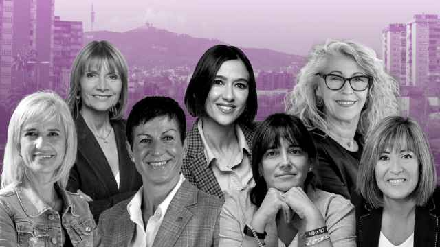 Pilar Díaz, Lluïsa Moret, Filo Cañete, Núria Parlon, Gemma Badia, Lourdes Borrell y Núria Marín (de izquierda a derecha) sobre Barcelona