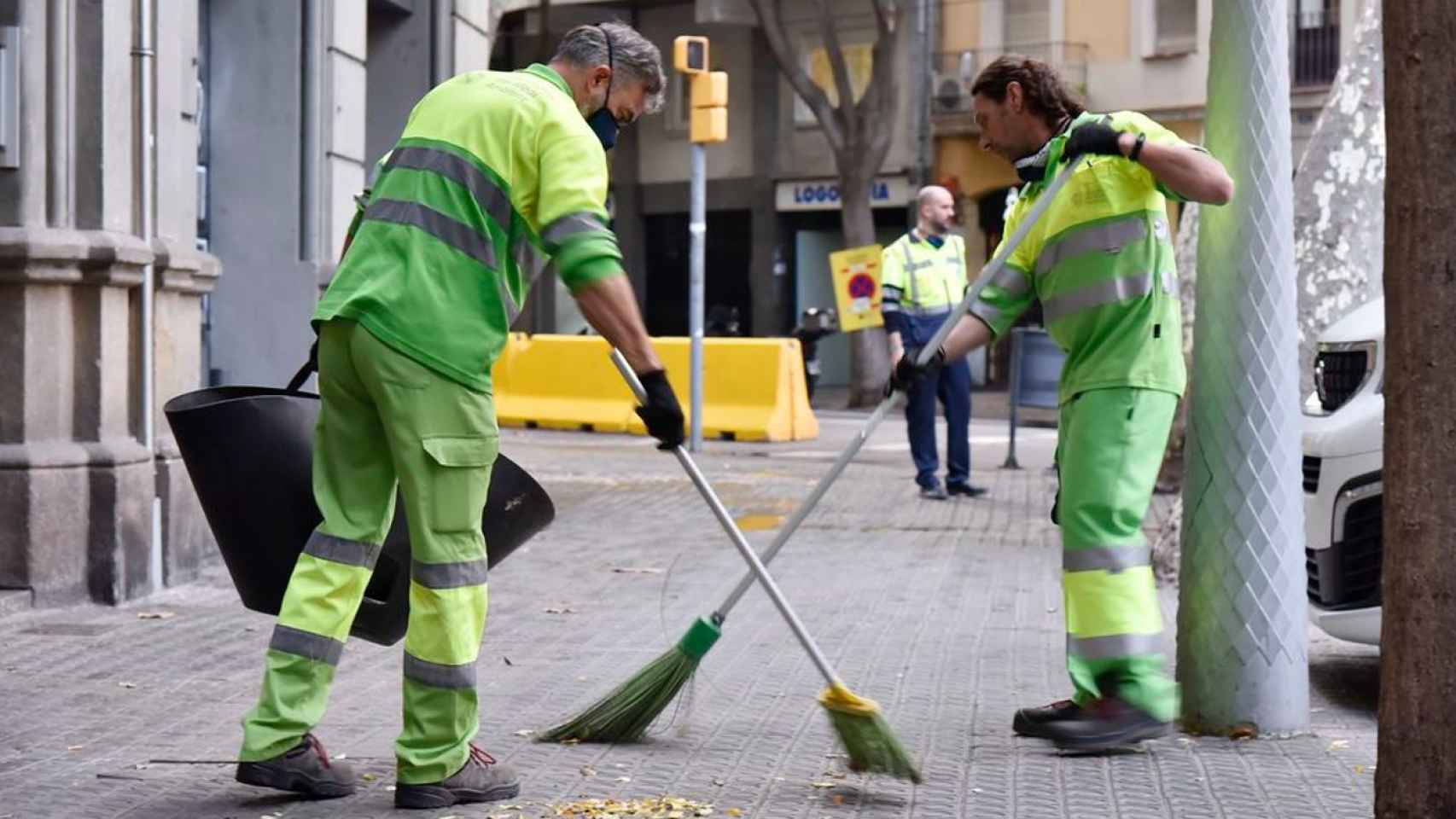 Trabajadores de la brigada de limpieza en Barcelona