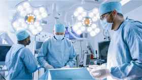 Médicos durante una cirugía en una imagen de archivo