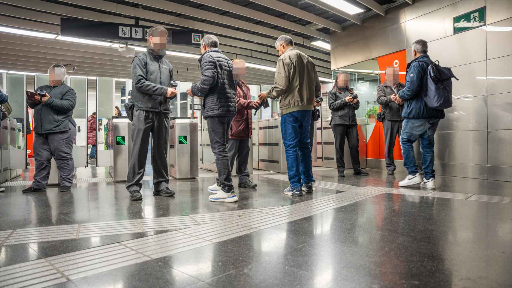 Revisores de TMB en la parada de metro de Fondo durante el operativo