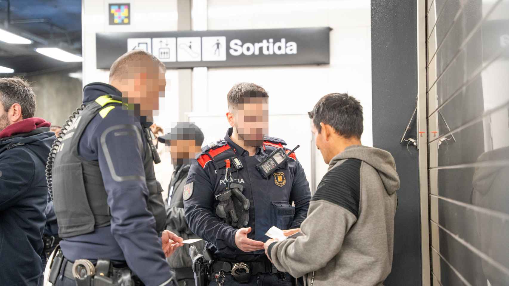 Agentes de la Policía Local de Santa Coloma con Mossos d'Esquadra en el metro de Fondo